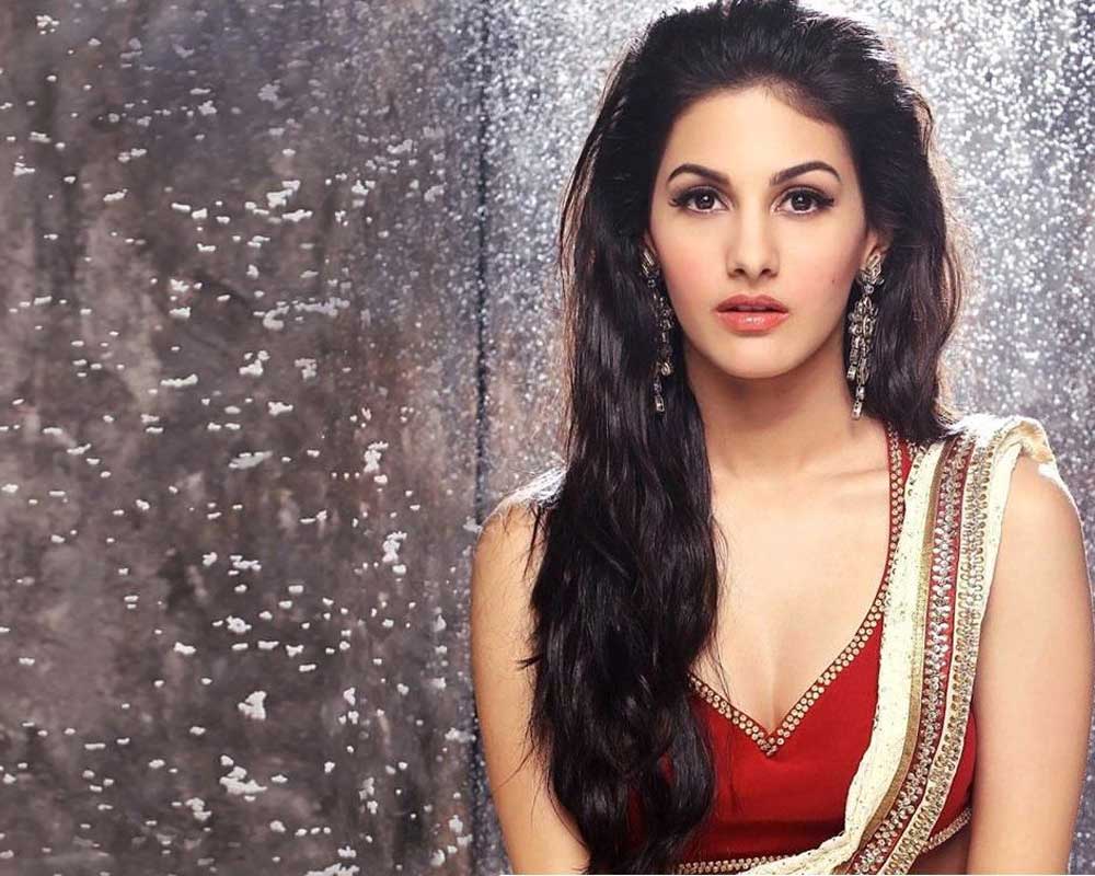 Amyra Dastur Age, Height, Weight, Size, DOB, Husband, Family, Biography