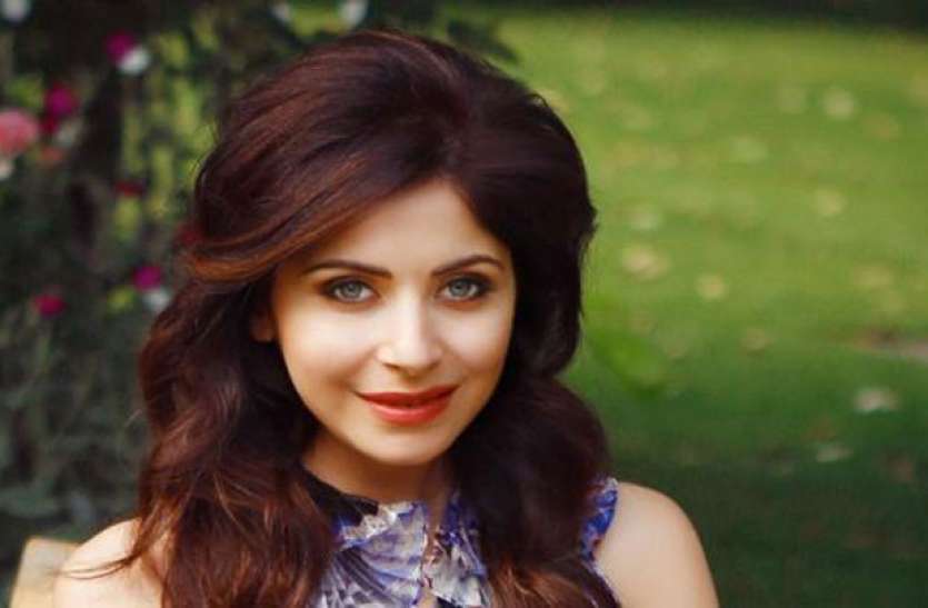 Kanika Kapoor Age, Height, Weight, Size, DOB, Husband, Family, Biography