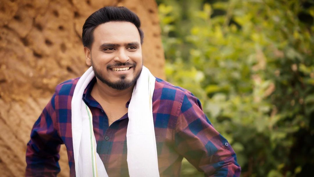 Amit Bhadana, YouTuber, Age, height, Weight, Size, GF, Family, Biography -  News Resolution