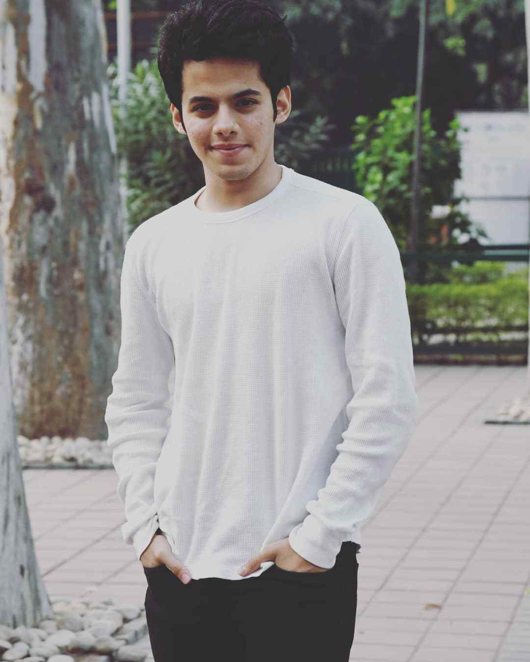 Darsheel Safary Age, Height, Weight, Size, DOB, Girlfriends, Family